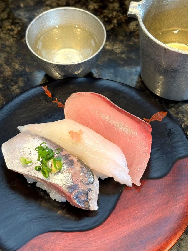 画像: 「氷見朝とれ三種」（572円）のアンカン（ウスバハギ）、ブリ、アジ。富山の銘酒、勝駒と（1,067円/1合）