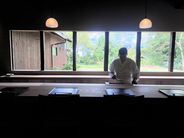 画像: 店主・泉貴友さん。実家は長浜で料理屋を営んでいて、幼い時から発酵は身近な存在だったそうだが、料理の道に進んでから改めて発酵文化を学び直したという