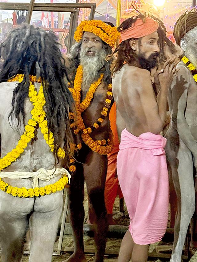 画像: 「1 月にインドを訪れた。プラヤグラージで12年に一度開催されるマハー・クンブ・メーラー─色彩と人であふれ、人々の魂が響き合うヒンドゥー教最大の巡礼祭をずっと見たくて。二泊して、もののシルエットや花々など、目に映るすべての本能的で原初的な美を夢中で撮り続けた」 COURTESY OF PIERPAOLO PICCIOLI