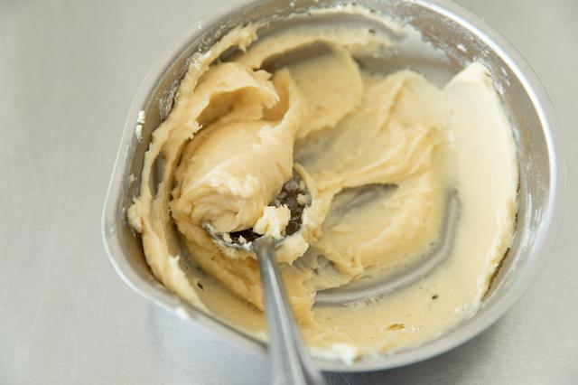 画像: 材料を煮る間に、ブールマニエを作る。室温に戻したバターをボウルに入れ、ふるった薄力粉を加えてよく混ぜ合わせる。