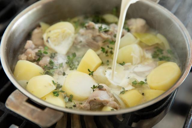 画像: 材料に火が通ったらパセリを加え、弱火にして牛乳を加える。