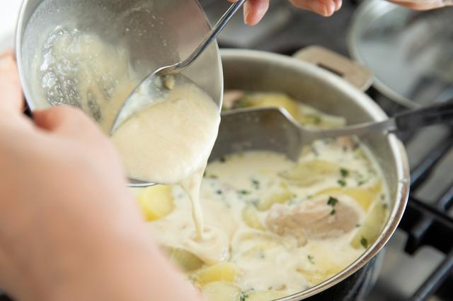 画像: ブールマニエのボウルに煮汁を少し入れてよく溶いてから鍋に加える。スプーンで静かに混ぜてなじませ、2〜3分煮て軽くとろみがついたら火を止める。