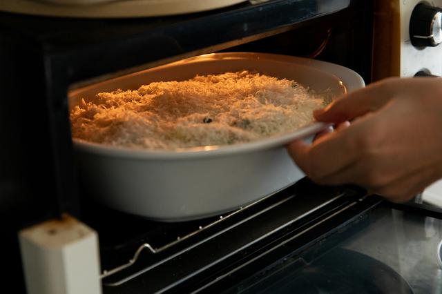 画像: オーブンで30分ほど焼いて、濃いめの焼き色がついたら出来上がり。