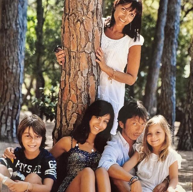 画像: 「17年前、妻と3人の子どもたちと訪れたサルデーニャ島。法律を学び、子どもが生まれるまで不動産業界で働いていた妻と僕は支え合いながらこれまでの道を築いてきた。今回のパリへの転居はいいタイミング。10年前だったら、子どもたちがまだティーンエイジャーで何かと難しかった。彼らも立派な大人になったよ」 COURTESY OF PIERPAOLO PICCIOLI