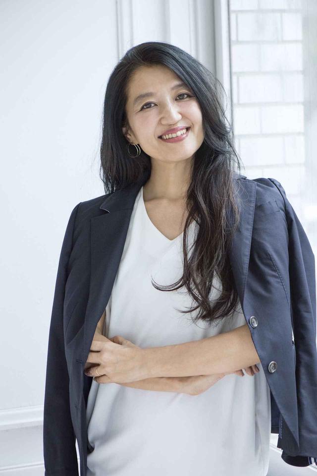 画像: 伊熊奈美 美容エディター、ジャーナリスト。（公社）日本毛髪科学協会毛髪診断士認定指導講師。20年以上に渡り、女性誌を中心に美容分野の記事を編集、執筆、監修。美容関連企業のコンサルティングにも携わる。著書に『頭皮がしみる、かゆいは危険信号！いい白髪ケア、やばい白髪ケア』（小学館）、『脱白髪染めのはじめかた〜でもいきなりグレイヘアは無理』（グラフィック社）がある。　@namiikuma_hairista COURTESY OF NAMI IKUMA