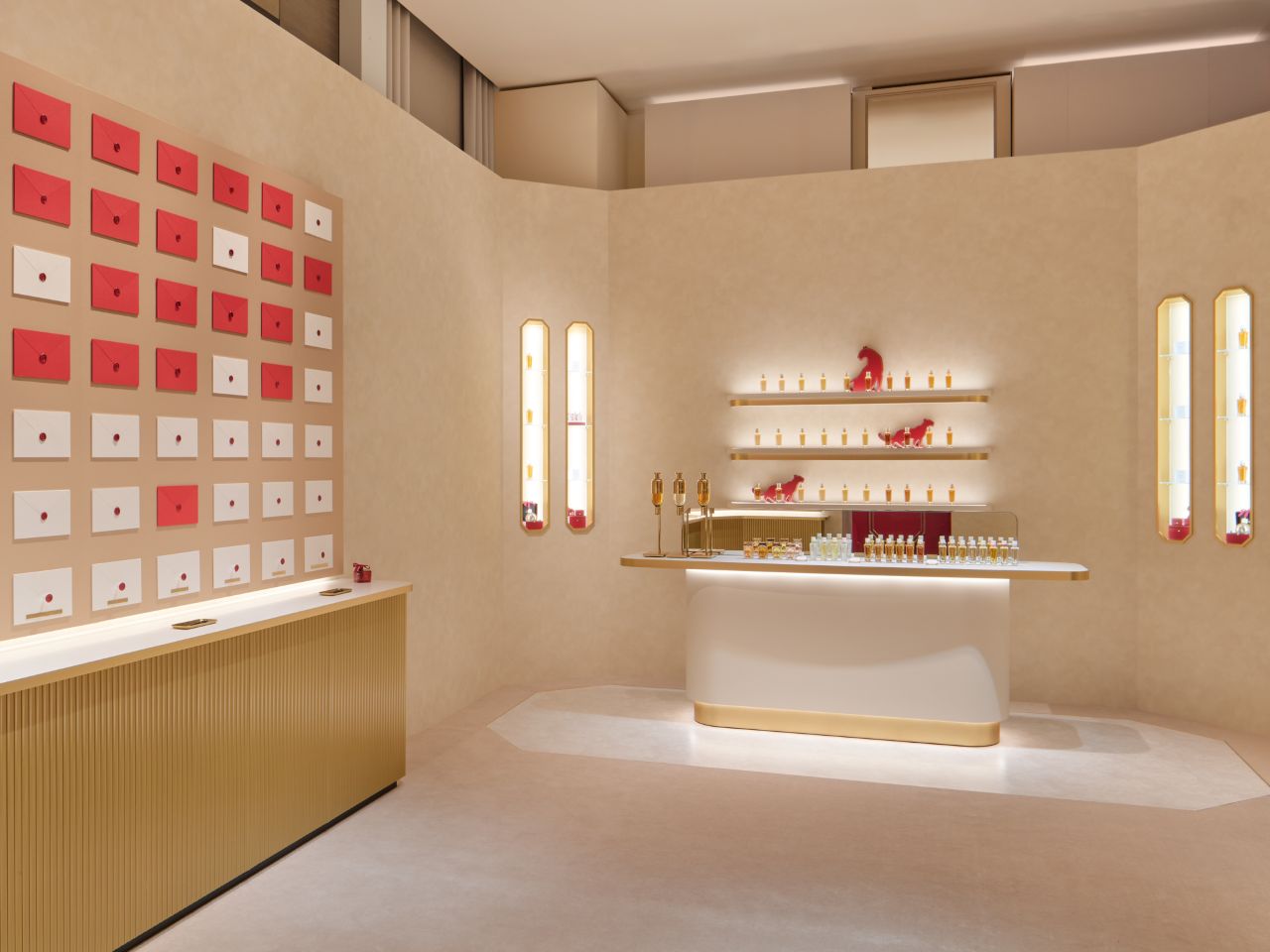 Cartier レオパードデザイン 花瓶　カルティエ銀座オープン記念贈呈品 カルティエが描く、贈ることの美学 ホリデーポップアップが 期間限定で