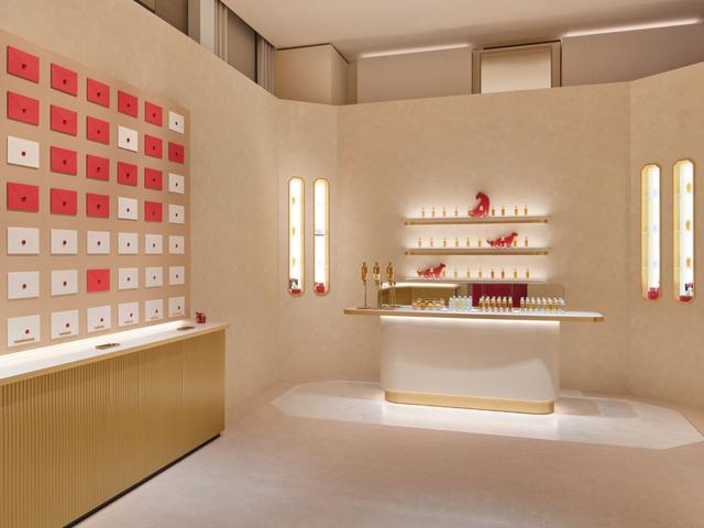 画像: 左側の引き出しからカードを選び、自分だけのメッセージを添えるスペシャルな体験が叶う Tomoyuki Kusunose © Cartier