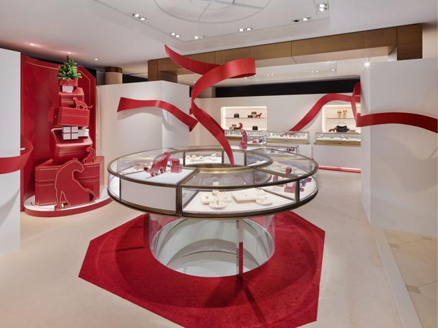 画像: 思いを込めた贈り物を特別な空間で選ぶ楽しさを味わって Tomoyuki Kusunose © Cartier