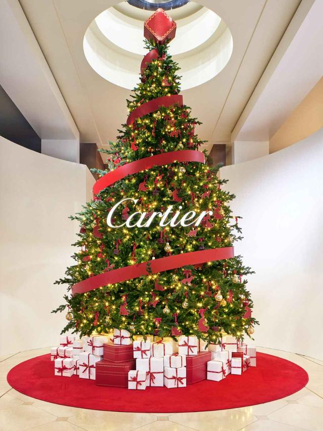画像: エントランスを飾る高さ5メートルものクリスマスツリーできらびやかなホリデー気分が高まる Tomoyuki Kusunose © Cartier
