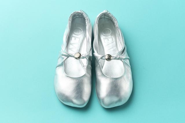 画像: 靴￥155,100／ロエベ