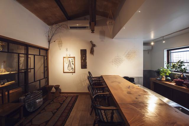 画像: そこかしこに吊り下げたヒンメリが、壁やカウンターに穏やかな影を映し出す