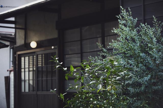 画像: 年月を重ねた静かな空気が流れる古民家