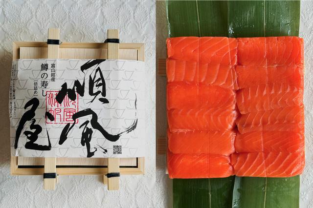 画像: 姉妹店、順風屋の手割り鱒の寿司12貫入り3,348円（取り寄せもあり）。笹の香るその寿司は、賞を差し上げたいくらい美味しい！　富山のソウルフード鱒寿司は、幕末に神通川にやってくる鮎に代わってサクラマスを使うようになり定着したのだそう