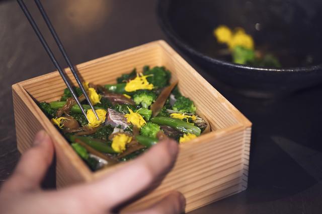 画像: 柾目の杉のお重に楚々と咲く、季節のちらし寿司。ハナダイは塩水で締め、カゴカキダイは軽く炙り、イサキは醤油ベースで味を含ませた