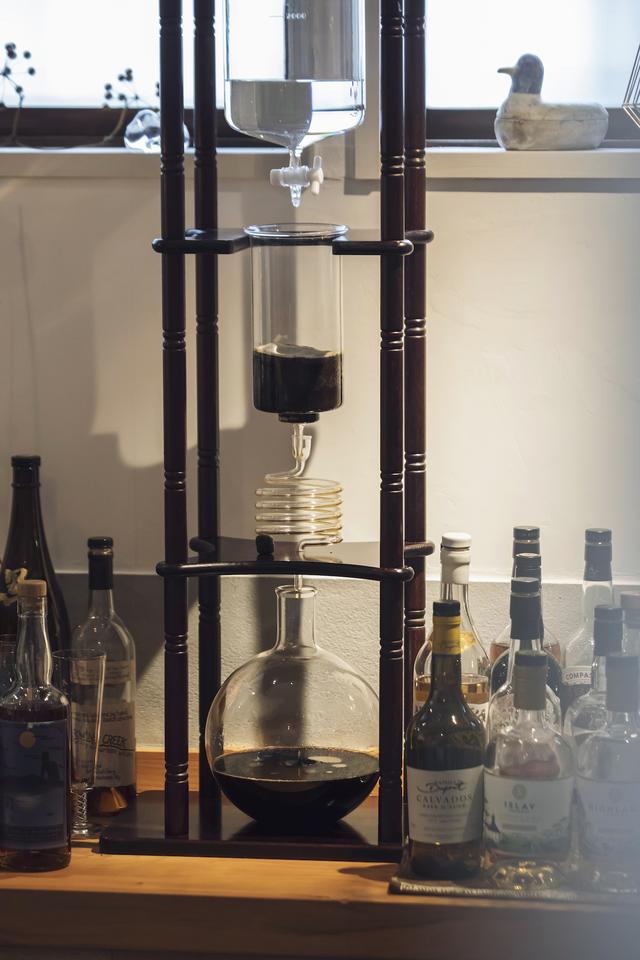 画像: コーヒー豆の品種は世界でも最高峰といわれるゲイシャ。挽いた豆に水が均一に沁み渡るよう、淹れ方にもさりげない含蓄が秘められていた