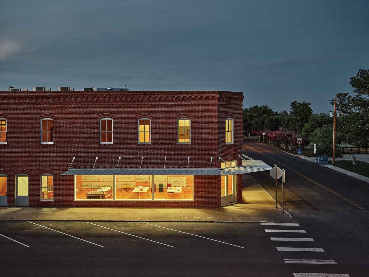 画像: ドナルド・ジャッドの 伝説の建築事務所が再生！ アートの聖地マーファ〈前編〉 - T JAPAN:The New York Times Style Magazine 公式サイト