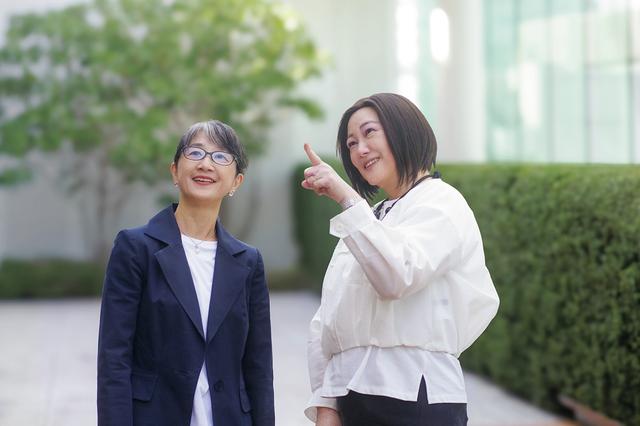 画像: （写真左）木下壽子（きのした・としこ）●一般社団法人住宅遺産トラスト理事。兵庫県生まれ。日本と英国の大学院で近代住居の歴史を研究したのち、建築雑誌『a+u』で世界各地のモダンハウスを取材した。建築・不動産の会社を自ら経営し、NPO法人玉川まちづくりハウスの理事も務める。 （写真右）野澤千絵（のざわ・ちえ）●明治大学政治経済学部教授。都市工学者。専門は都市政策と住宅政策。兵庫県生まれ。東京大学先端科学技術研究センター先端まちづくり研究特任助手などを経て現職。都市計画協会の委員として国や自治体の都市政策や住宅政策に多く携わる。著書に『2030-2040年　日本の土地と住宅』（中公新書ラクレ）など。 PHOTOGRAPH BY KIKUKO USUYAMA