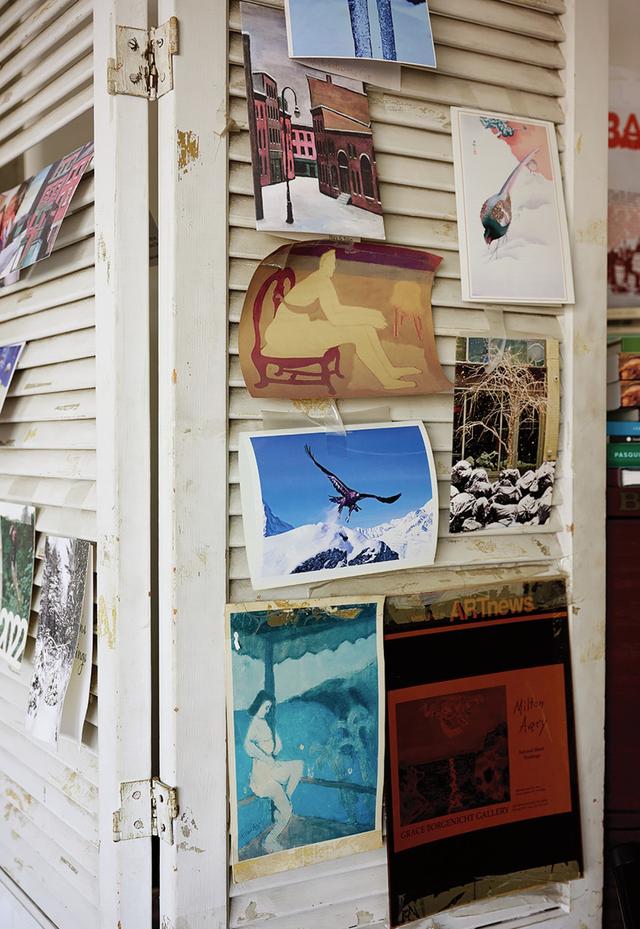 画像: 間仕切りに飾られた絵葉書や展覧会のポスター。