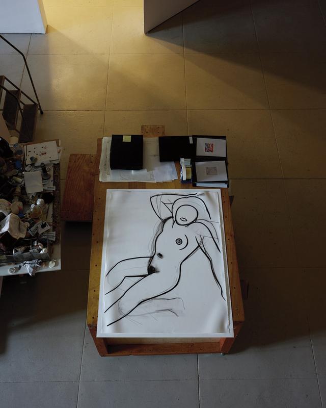 画像: ウェッセルマンによるスケッチ。彼は独特の裸婦表現で有名になった。 TOM WESSELMANN, “STUDY FOR SUNSET NUDE WITH FLORAL BLANKET,” 2003, CHARCOAL ON PAPER