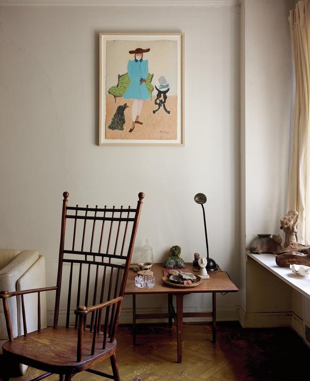 画像: ミルトン・エイヴリーが、娘と家族の愛犬ピカソを描いた作品(1942年)。住居兼アトリエのリビングに飾られている。室内にはエイヴリーの作品が多数。家具の多くは作品に登場したもの(この写真のロッキングチェアも)。