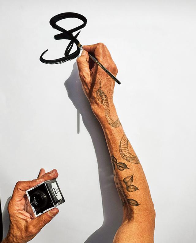 画像: 「バレンシアガのショーのティーザー用に『B』を描いているところ。腕のタトゥには思い入れがある。ヘビのウロコ模様はフラ・アンジェリコの絵の天使の翼がヒントに」 COURTESY OF PIERPAOLO PICCIOLI