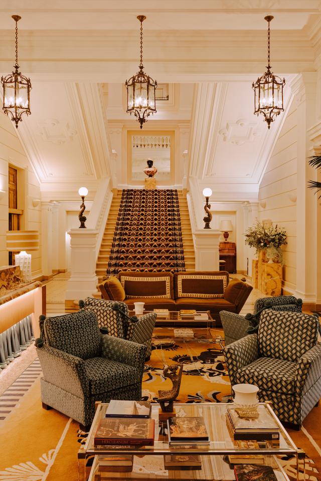 画像: サン・ジェームス・パリのレセプション前のロビー。３階まで吹き抜けという、贅を尽くした空間