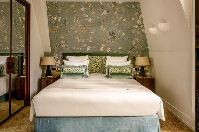 画像: グリーンを基調にした独立したパヴィリオンの寝室。鳥や花が描かれた壁からは自然への憧憬を大切にしたアール・ヌーヴォーのテイストを感じる PHOTOGRAPH BY PATRICK LOCQUENEUX