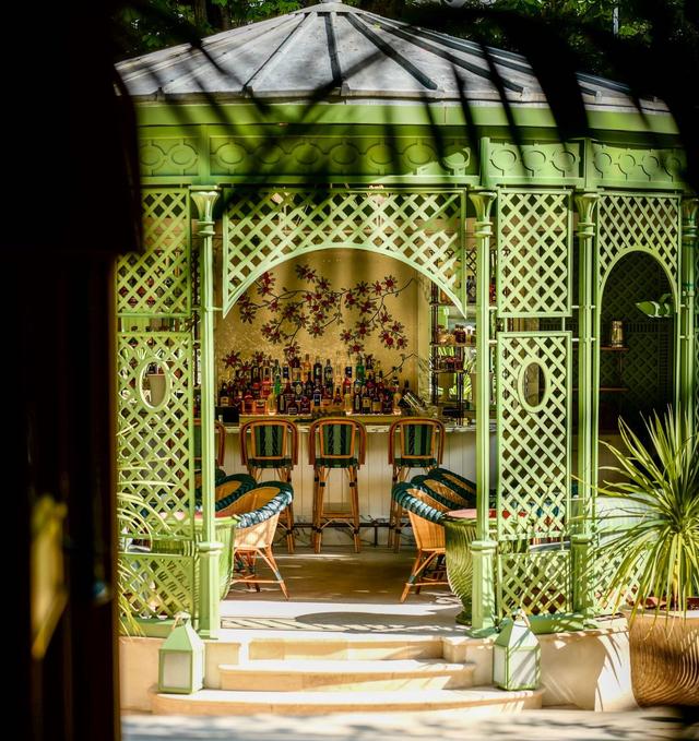 画像: 春から夏にかけて庭にオープンする「ラ・テラス」レストラン。バーカウンターの壁には花のモチーフで自然へのオマージュを感じる PHOTOGRAPHS: COURTESY OF SAINT JAMES PARIS