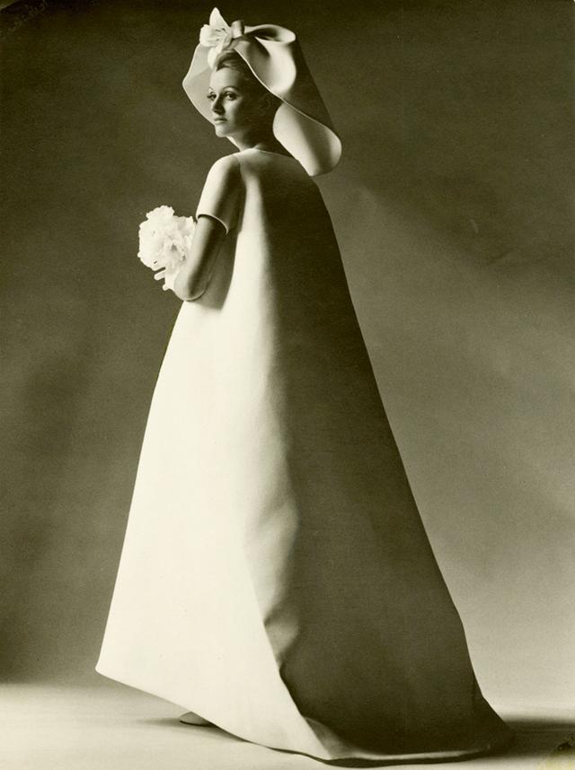 画像: 「2018年に始めたインスタグラムの初投稿は、メトロポリタン美術館の別館で見たクリストバル・バレンシアガのウェディングドレス。ルーマニアの彫刻家、コンスタンティン・ブランクーシの言葉『シンプルさとは、解決された複雑さである』をキャプションに。これは僕自身の創作の理念にも。シンプルさとは最初から得られるものではなくたどり着く場所だから」 KUBLIN/BALENCIAGA ARCHIVES PARIS