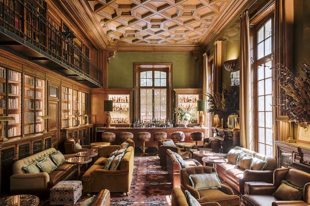 画像: 「ル・バー・ビブリオテック」。革の装丁が美しい古書が並ぶ壁一面の本棚と木の天井を残して当時の面影を今に伝える