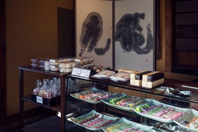 画像: カウンターの奥にある畳の小上がりには、大磯在住の書家・海老原露巌の作品が飾られて