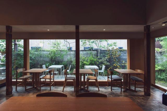 画像: 庭と繋がる大きな窓が心地よい