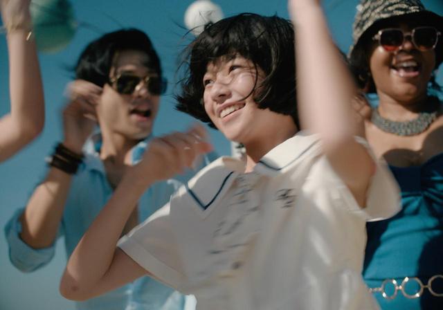 画像: 主演の鈴木唯は撮影当時若干11歳で繊細な演技を披露し、鮮烈な印象を残す © 2025「RENOIR」製作委員会 / International Partners