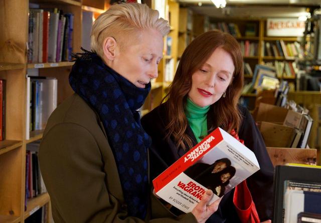 画像: マーサに寄り添う隣人、イングリッドを演じるのは実力派として名高いジュリアン・ムーア（右） ©2024 Warner Bros. Entertainment Inc. All Rights Reserved. ©El Deseo. Photo by Iglesias Más.