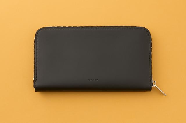 画像: 財布＜W21×H13×3cm＞￥194,700／ザ・ロウ