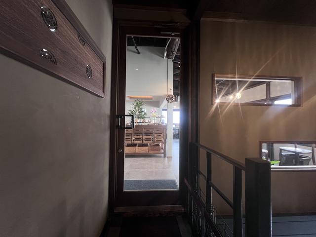 画像: 町家の1階は駐車場に。脇の階段をあがった2階が店舗になっている