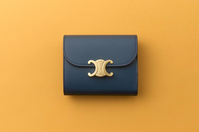 画像: 財布＜Ｗ10.5×Ｈ8.5×Ｄ4cm＞￥92,400（予定価格）／セリーヌ