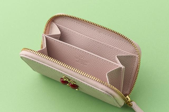 画像: カードスリット2つ、コンパートメント2つ