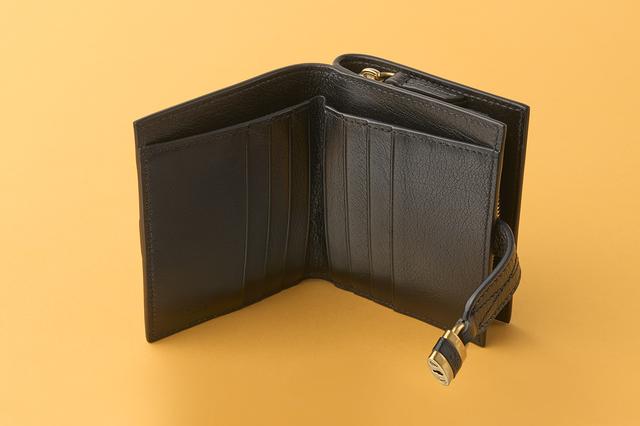 画像: カードケース8つ、お札入れ1つ、ジップ付きコインケース1つ