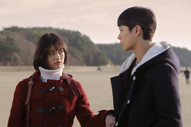 画像: ヒロイン役のヘリ（左）とパク・ボゴム（右）。 ©CJ E&M Corporation, all rights reserved.