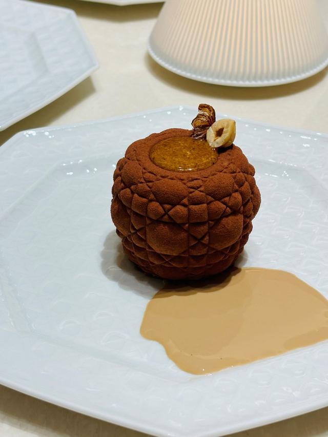 画像: 「ル レディ」(¥4,000)。ジャスミンのアントルメ、バニラとジンジャーのクレムー、多彩な食感の洋梨、アーモンドのビスキュイ。アールグレイで香り付けしたマダガスカルチョコレートにヘーゼルナッツのプラリネが