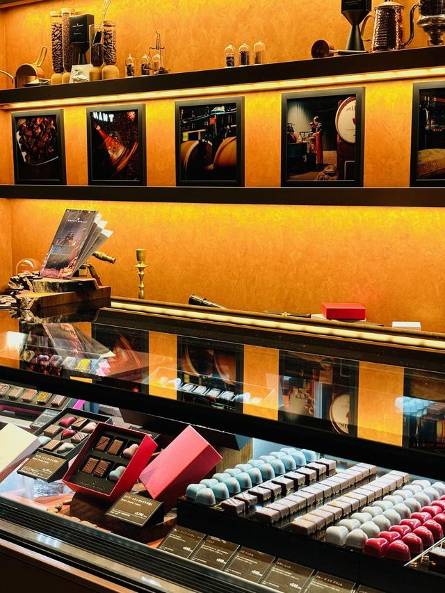 画像: 地下にカフェのある銀座店のほか、虎ノ門ヒルズ店、西武池袋店があり、西武池袋本店4階にはエクレール サレ・サーモンなどの軽食メニューも。