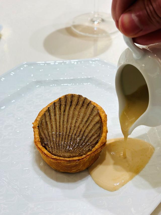 画像: マッシュルームのパイ「ル プリッセ」(¥6,500)。4種のきのこがこんな作品になるなんて驚き。しかもこちらにもオーガニックサラダのブーケとカンパーニュがついてくる