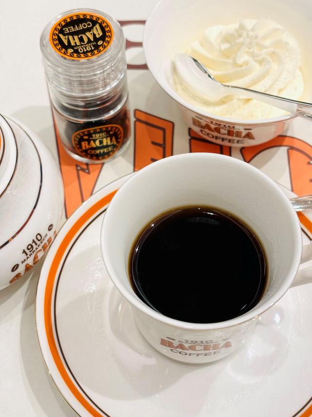 画像: コーヒーにはバニラをちりばめたクリームシャンティがつく(¥1,800~)