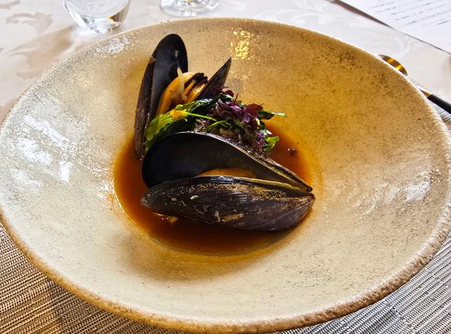 画像: 宮城県産のムール貝はブイヤベース風ソースで