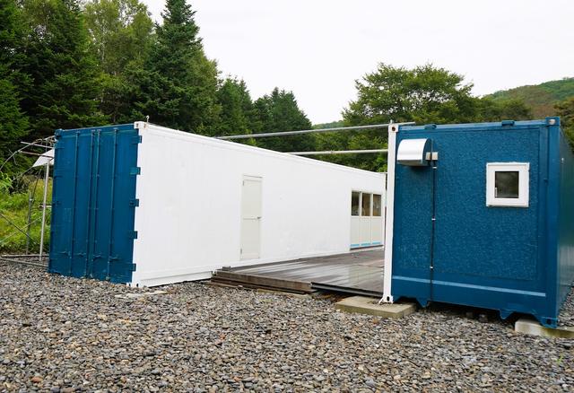 画像: 干場の前に建てられた「星屑昆布」の加工場。乾燥室と粉砕室がある