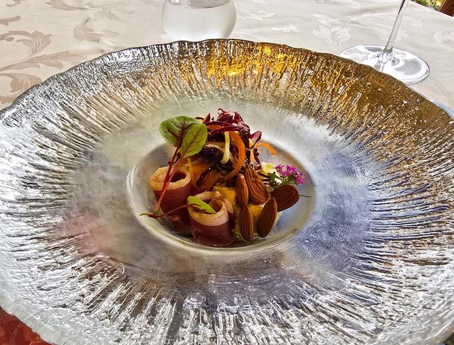 画像: 無農薬アーモンドや甘柿のマリネ、マグレ鴨の自家製生ハムの前菜