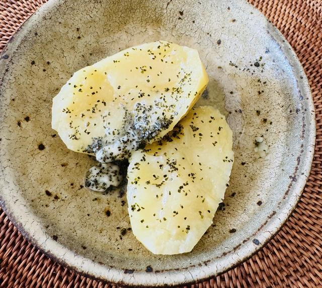 画像: バターに「星屑昆布」を混ぜて、蒸したじゃがいもにトッピング。ほどよい塩味でプチプチ食感