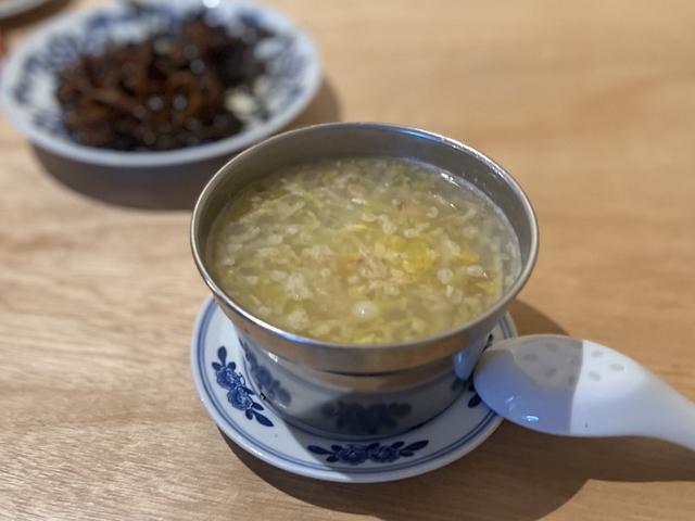 画像: 塩味と旨みのある発酵白菜を調味料がわりに使用し、味付けは塩のみ。「蒸湯（ジェンタン）・京地鶏、豚スペアリブ、発酵白菜」￥900