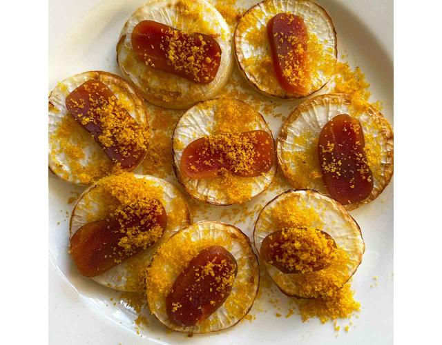 画像: 焼きかぶにはブルーチーズやカマンベールもよく合う